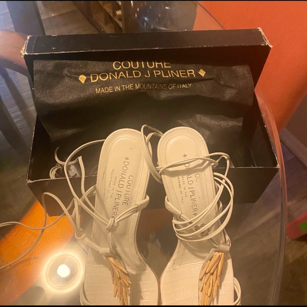 NWT Couture Donald J Pliner Size 10 Off White Sandals